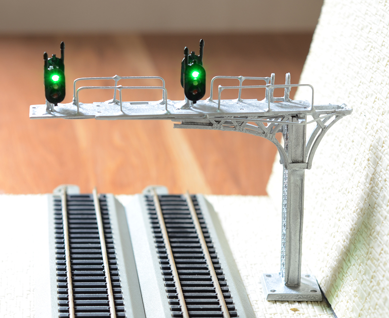 O Scale 1:48 Cantilever Block Signal Tower – Prewired LEDs, 3 Aspect, Black Brass