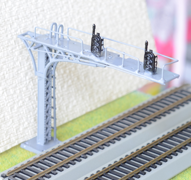 thumbnail interactive-video image 1 of HO / OO Scale Black Cantilever Signal Bridge – LED 2 Aspect – Right Side – Cast Iron 1 of 3
